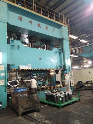 初探工业脉搏 2016级金属材料工程专业学生完成首日机械电气设备实习